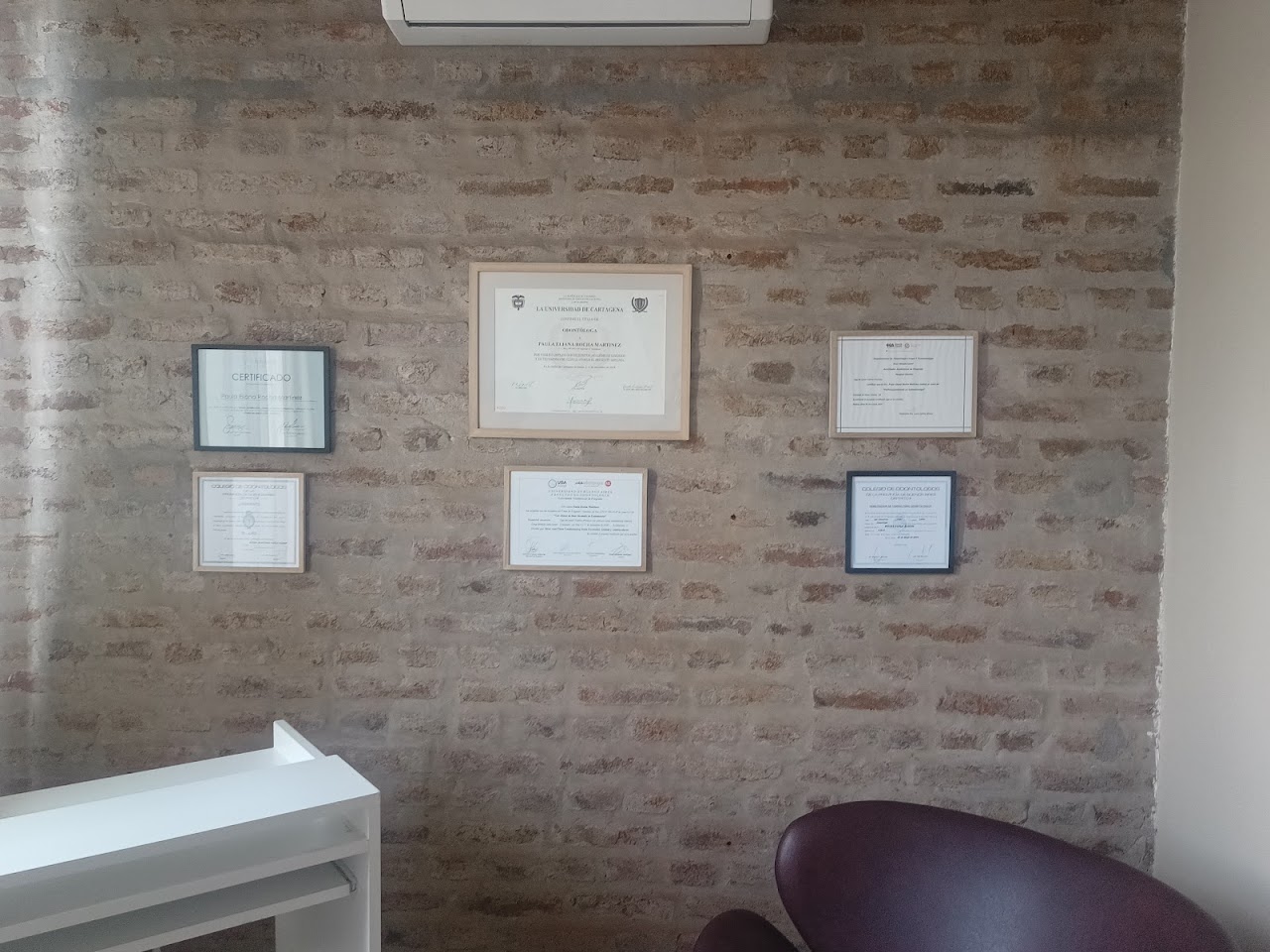 Consultorio de Odontología Preventiva Leloir, con certificaciones en la pared